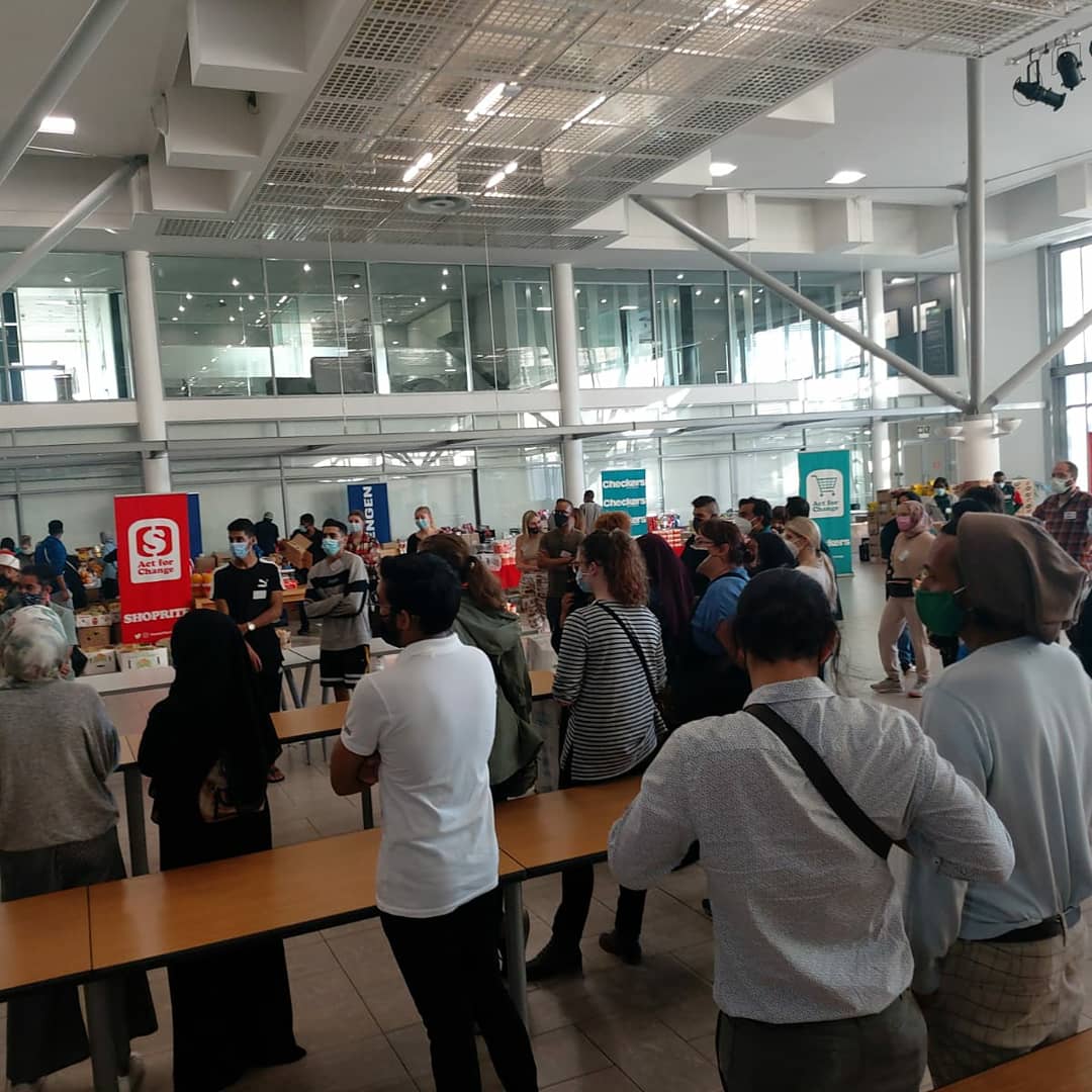 GiftoftheGivers's tweet image. Our volunteers get a briefing for tonight's meal distribution 🥘  and preparation for tomorrow's breakfast 🥞 for #UCT students. 

#MakeADifference #ForTheGreaterGood #DisasterResponse #Coronavirus #COVID19inSA #SaveSouthAfrica #StaySafeSouthAfrica #CapeTownFires #UCTFire