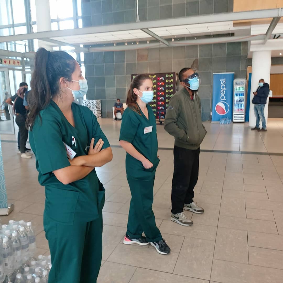 GiftoftheGivers's tweet image. Our volunteers get a briefing for tonight's meal distribution 🥘  and preparation for tomorrow's breakfast 🥞 for #UCT students. 

#MakeADifference #ForTheGreaterGood #DisasterResponse #Coronavirus #COVID19inSA #SaveSouthAfrica #StaySafeSouthAfrica #CapeTownFires #UCTFire