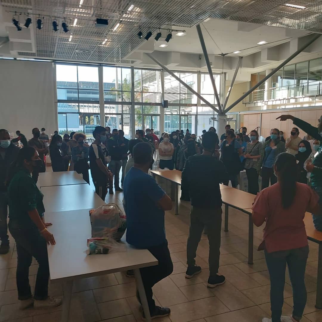 GiftoftheGivers's tweet image. Our volunteers get a briefing for tonight's meal distribution 🥘  and preparation for tomorrow's breakfast 🥞 for #UCT students. 

#MakeADifference #ForTheGreaterGood #DisasterResponse #Coronavirus #COVID19inSA #SaveSouthAfrica #StaySafeSouthAfrica #CapeTownFires #UCTFire