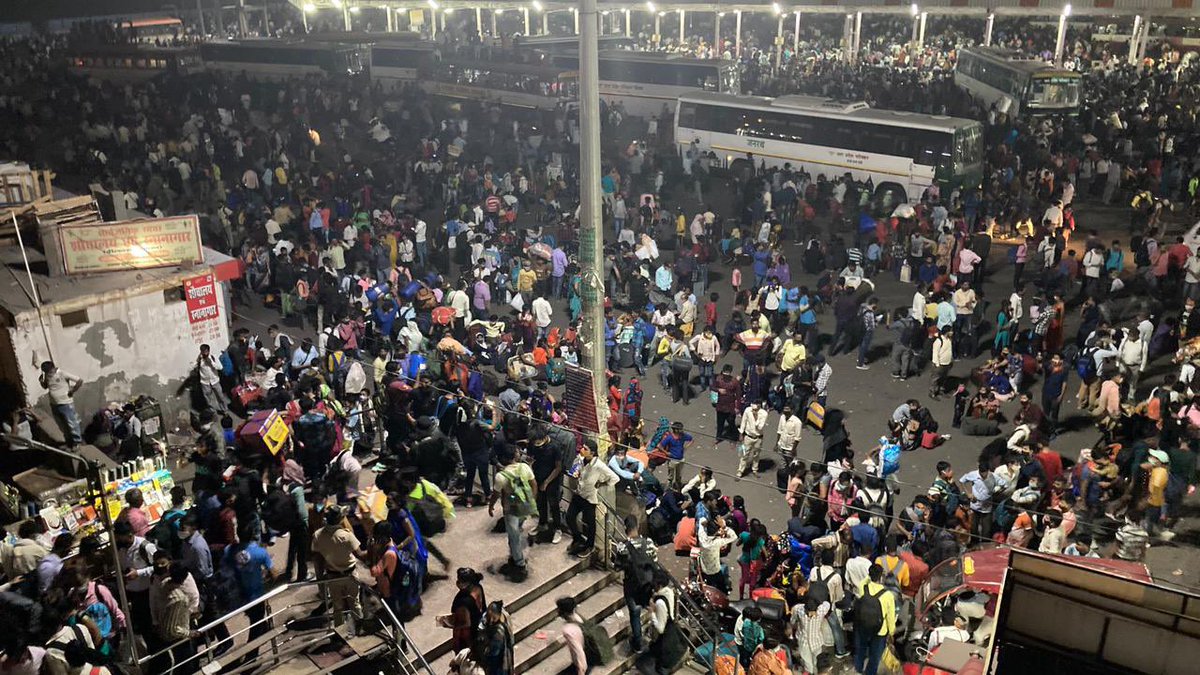 ProjectRozgaar's tweet photo. This is Anand Vihar Bus Terminal. These scenes are not different from previous year, migrants are suffering again. @LabourMinistry @AamAadmiParty should coordinate with these migrant workers. 
#CurfewInEffect 
#DelhiCurfew 
#migrants 
(Pictures from different sources) https://t.co/u8aZPWst8K