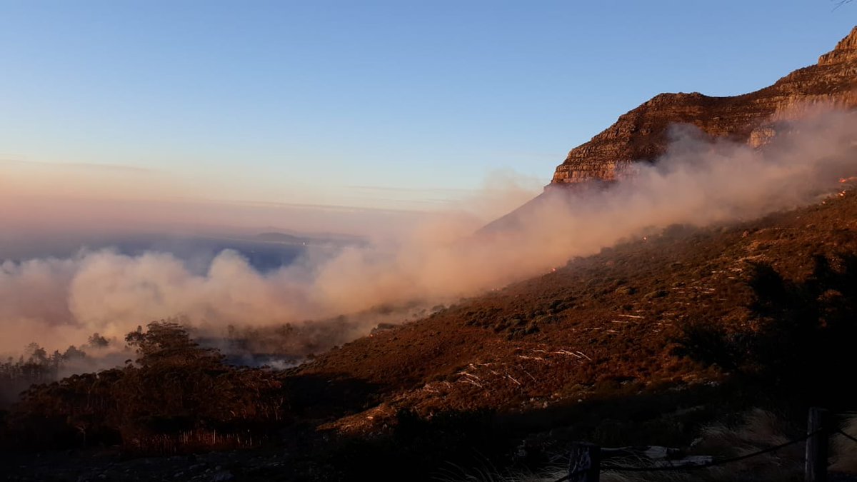 TableMountainNP's tweet photo. Fire images of the current #DevilsPeakFire in the Northern Section of Table Mountain National Park. 

All the best to our men and women on the frontline made up of SANParks - NCC Wildfires Crew, Working on Fire, Volunteer Wildfire Services, and City of Cape Town. 👨‍🚒👩‍🚒🔥 https://t.co/Hgmsq87ISq