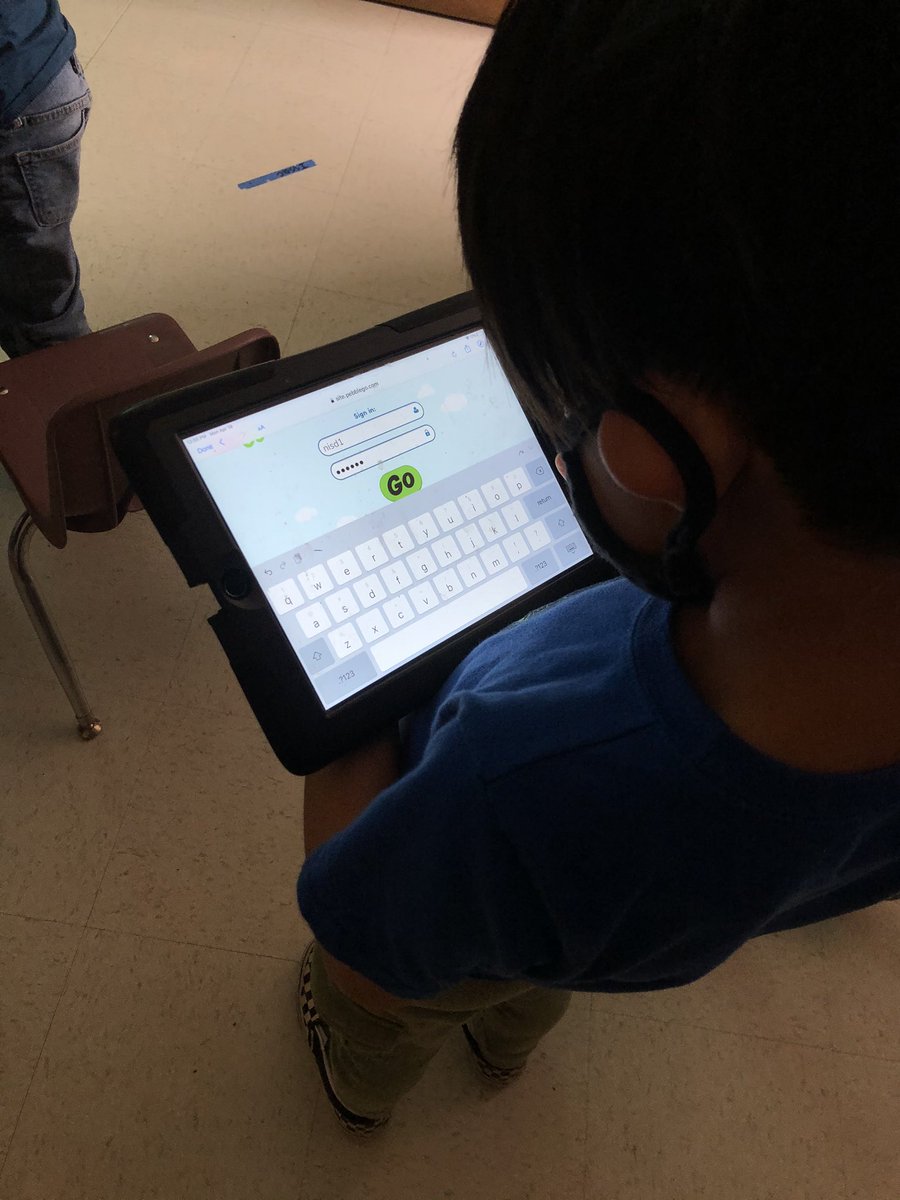 teachercarolh's tweet photo. Exploring PebbleGo to pick an animal for our animal research books! #KinderCan #ReadWriteLearn https://t.co/HDdvPwsJG8