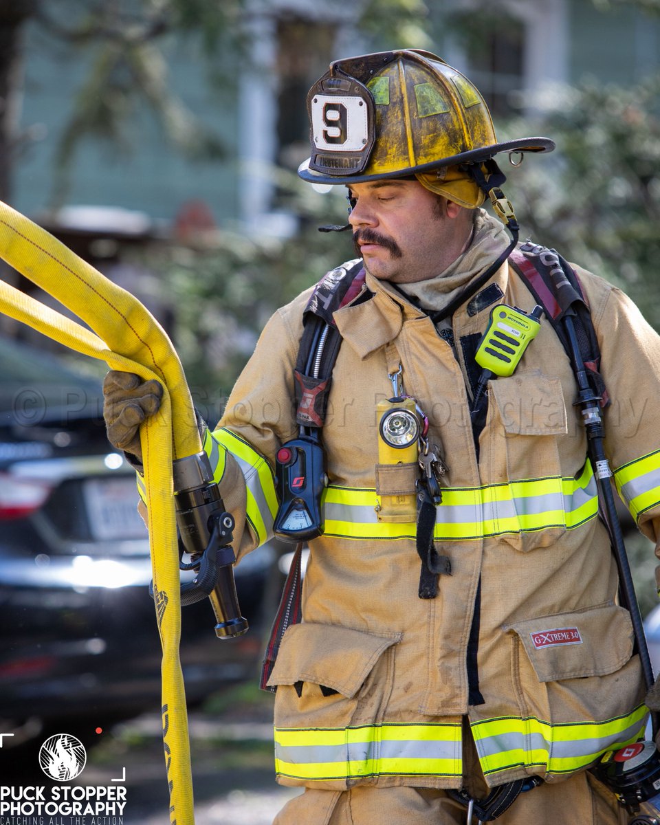PSPhoto1's tweet image. This morning Stamford firefighters worked a dwelling fire on Hillandale Avenue. Companies found a fire on the second floor of the home and were able to quickly put out the fire saving the home from major damage. See more at puckstopperphotography.com/p874321234.

#WorkingFire #StructureFire