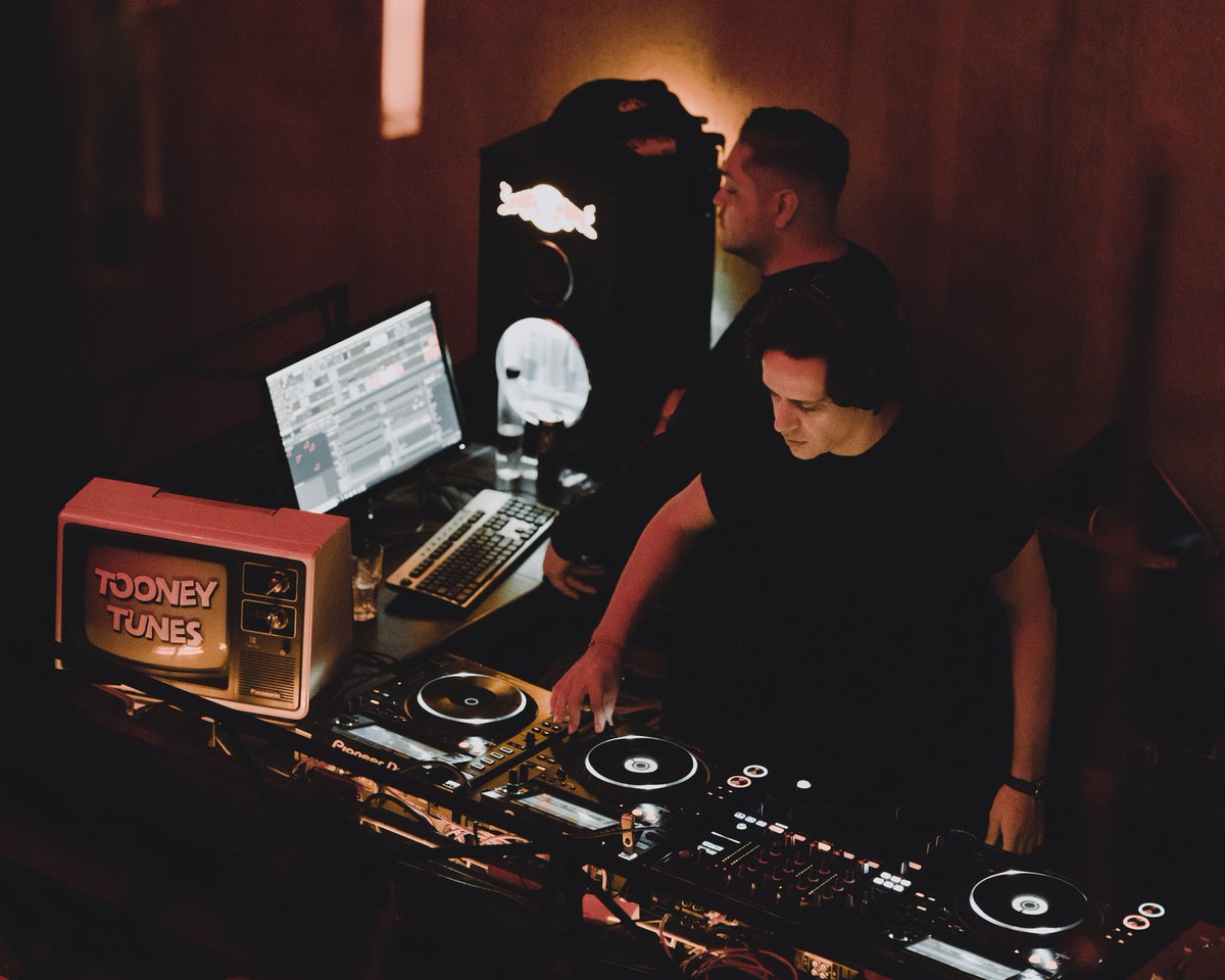 discosprohibi2's tweet photo. Tooney Tunes ft Sakro at @casacobragdl https://t.co/C3Cuo8xWYH