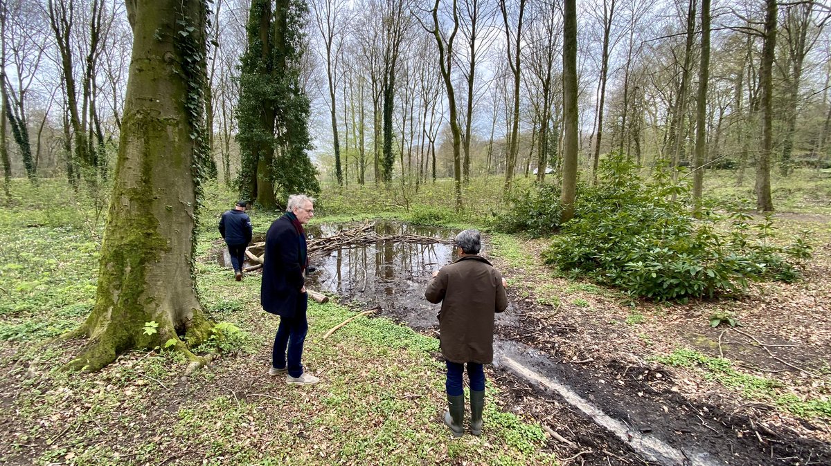 mveldhuis76's tweet photo. Op pad langs de #Gielenbeek, #Zuiderbeek, de #Zomp, #Eendjesvijver met zeer betrokken burgers. Ideeën uitwisselen om samen te werken voor meer #biodiversiteit, goede #waterkwaliteit, waterbeheer. @ValleienVeluwe @FlipWitte #Oosterbeek @Gem_Renkum https://t.co/GrX5zBhWeB