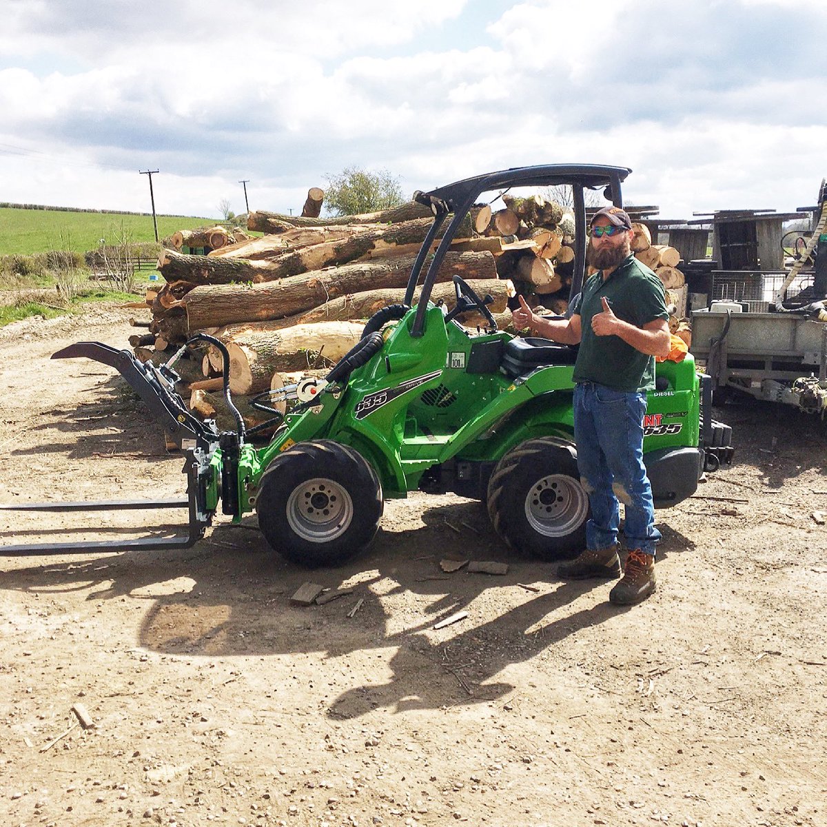 BenBurgessAg's tweet photo. Well done to Group Arboricultural Specialist, Neal Hussey on the sale of an ex-hire @AvantTecnoUK 635 loader to Sam Burrows. Great work Neal and thank you to Sam for the purchase....#avant #avant635 #avantloader #avantdealer https://t.co/fIvSw5KBol