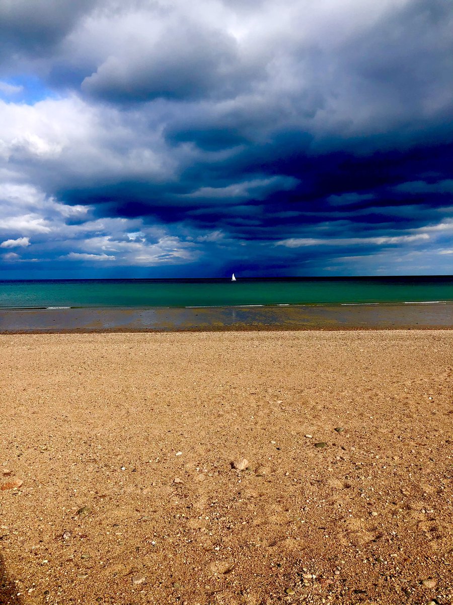 Grouville Bay last Monday - what a difference a week makes! 😍🏊‍♀️

#seaclearly #bluehealth #stormyclouds
