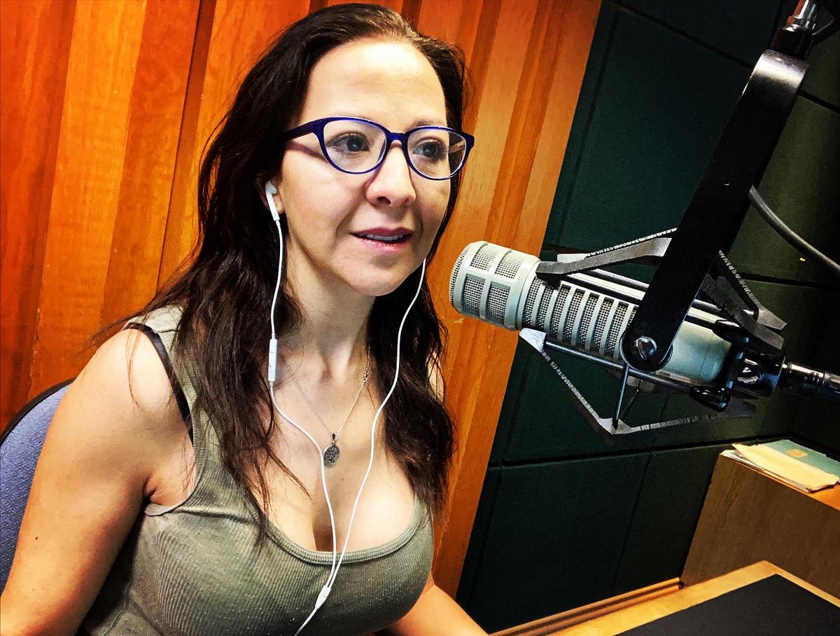 Préndanle al 107.9FM !!! Al aire !!🎙📻🎧🎼@horizontejazzmx @horizontejazzmx
#radiopública
#locutora
#jazz 
#voz