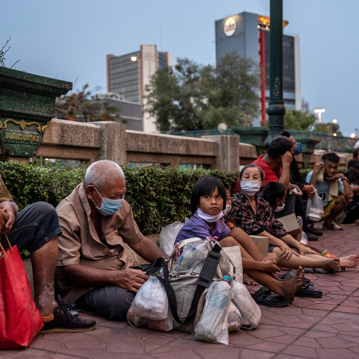 обнищание населения. индия неприкасаемые чистильщик канализации. какой запах нищеты. какой запах нищеты. нищета бедность перенаселение.