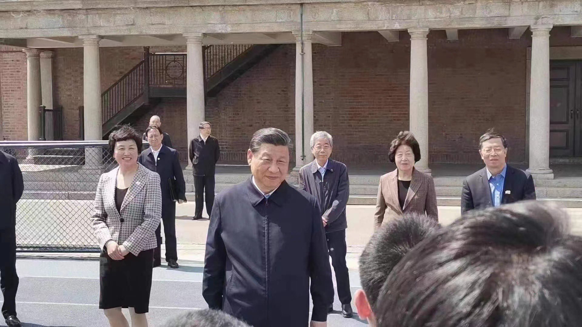 梅细利auf Twitter 清华大学最有作为的校友习主席回来母校啦 步步惊心地解决了 枪杆子 刀把子 钱袋子 笔杆子 四子归心问题 作为世界上最大社团组织的领袖 必须有打造人类命运共同体的梦想 各种 精神病患者无法理解伟人之所以伟大的地方 T Co 4rcx5daqay
