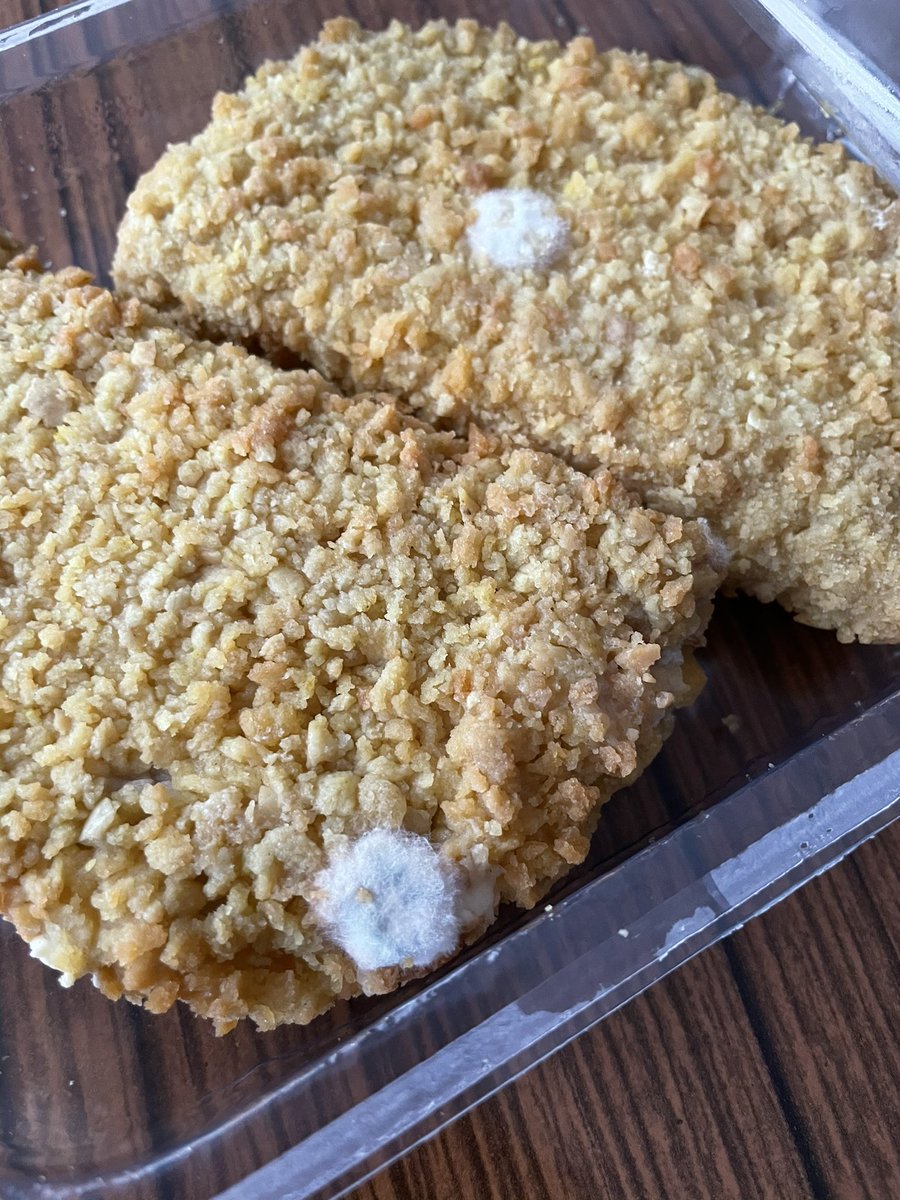 PhilippeLouisLR's tweet photo. Bonsoir @AUCHAN_France comment expliquez-vous que les cordons-bleus @Reghalal1 dont la DLC est le 26/04 (dans 7 jours...) soient moisis encore sous-vide ?
Je précise que je viens d’ouvrir l’opercule pensant que c’était le fromage... mais non
J’ai acheté ce produit le 17/04 https://t.co/ZeZqRi1LiX