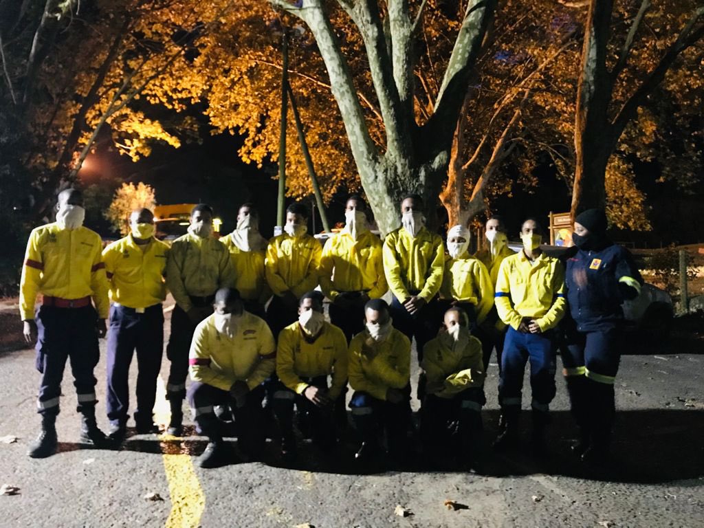 wo_fire's tweet image. #WOF_WC Update: The Mamre team are now off the fire line for the evening. They will be working with the Helderberg team, patrolling and monitoring for any areas that pose a threats of flare-ups. 

@environmentza @CityofCT @TableMountainNP 

#CapeTownFires