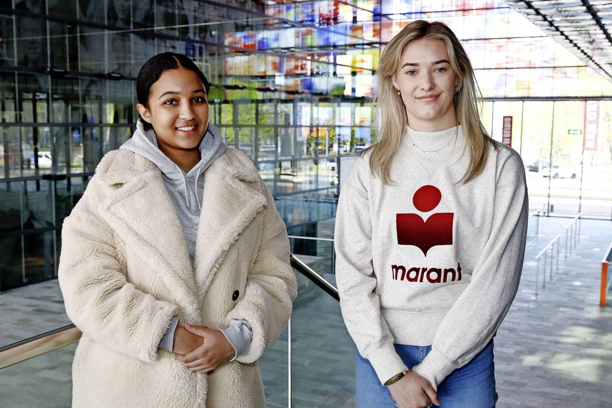 Studenten MBO College Hilversum krijgen vanaf nu les in Beeld en Geluid: Marly (17) en Jaël (19): ’Online lessen zijn prima, maar het is ook leuk om iedereen eindelijk eens in het echt te zien’ dlvr.it/Ry0dBc