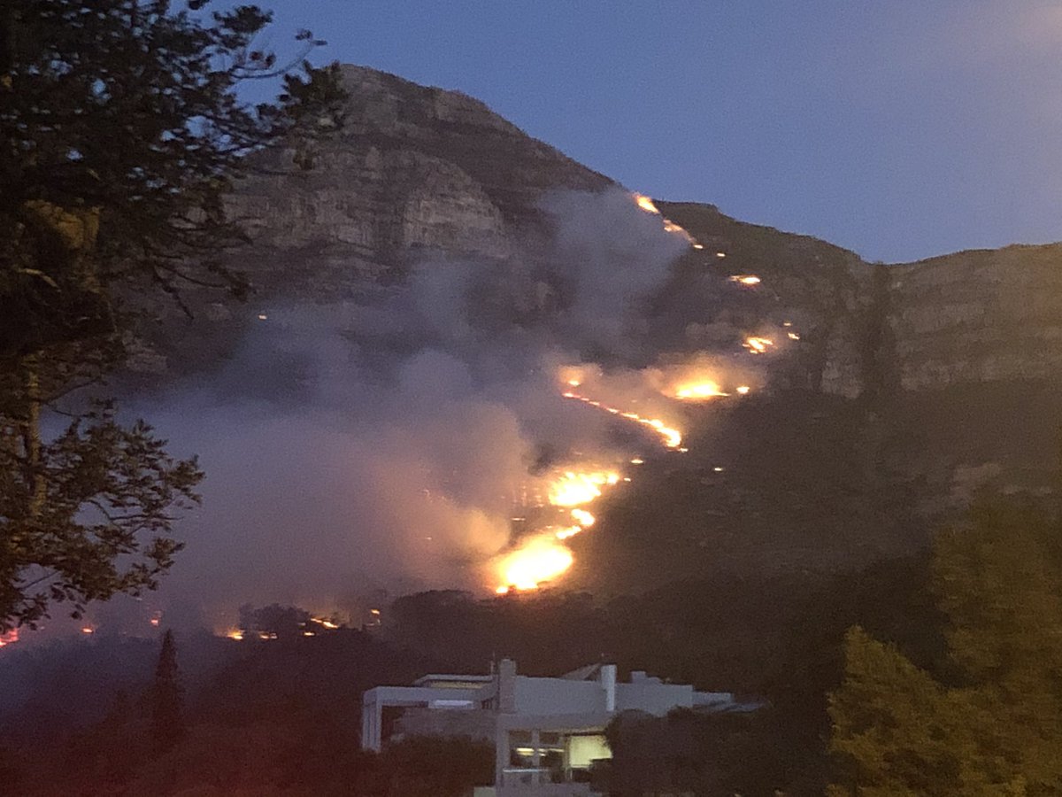 Table Mountain is still very much ablaze. 7pm this evening from the top of Oranjezicht. #CapeTownFires