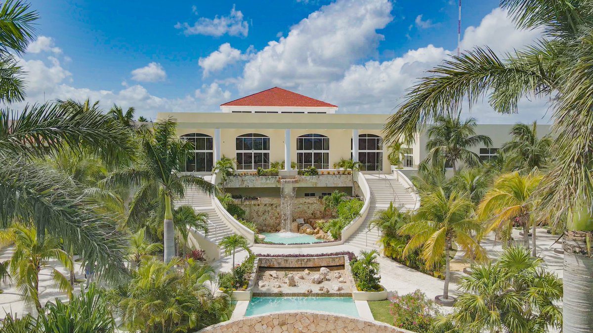 Whether you plan on lounging the hours away on the sand,  or immersing yourself in a world of luxurious resort experiences,  El Dorado Royale is the the right place to be.