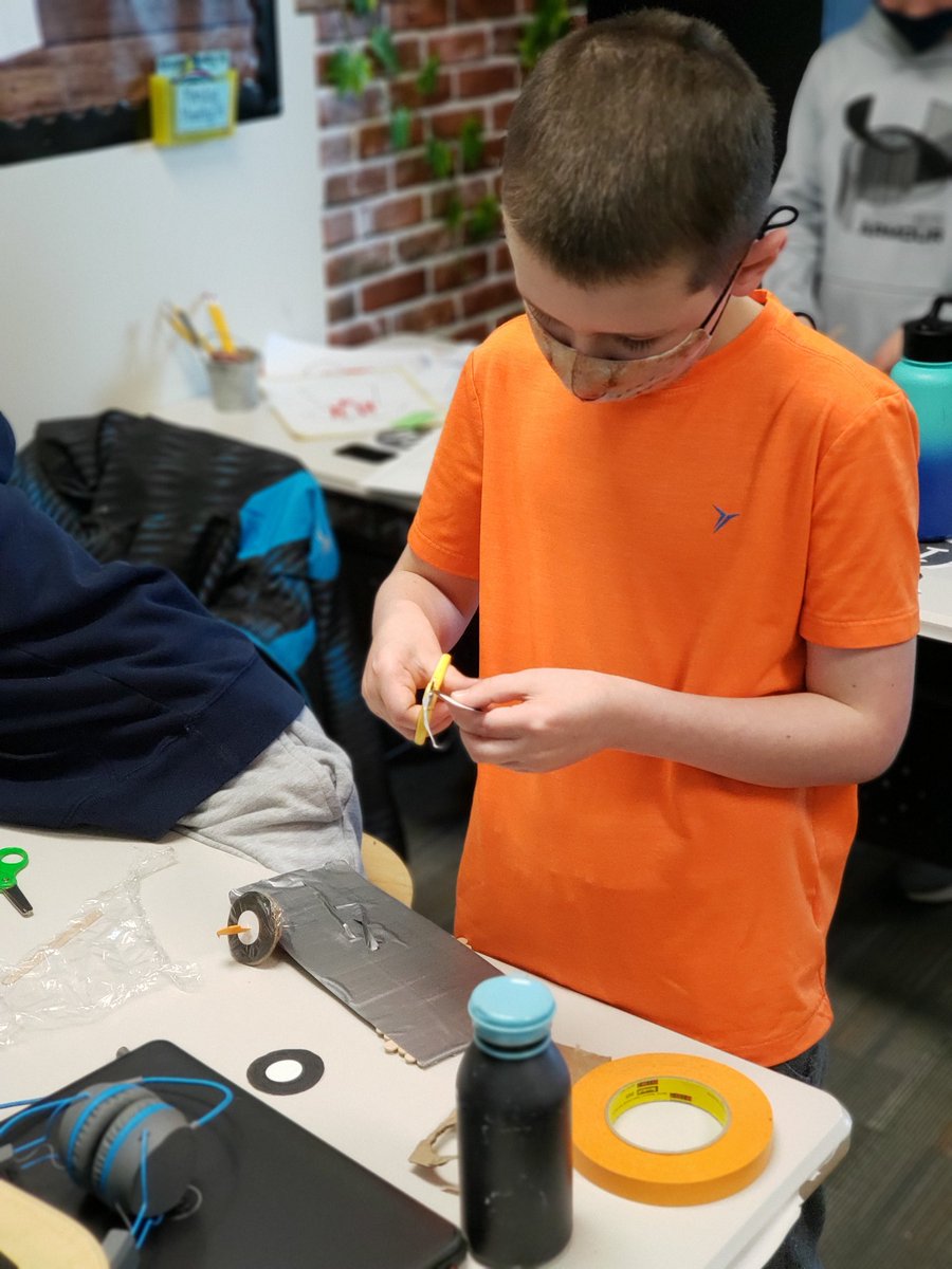 SJSDGATE's tweet image. Major engineering day here @HillyardTech. Students are making flying, waterproof cars and roller-coasters.