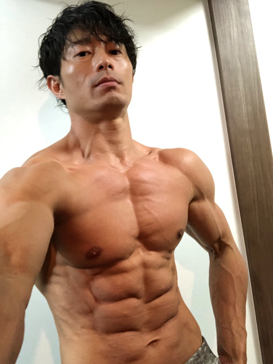 コアラ小嵐【YouTuber】 on X:  75kgです。コンテストまで2週間きりましたが未だに皮と脂身をとった鳥もも肉ばっかり食べてます。僕の中でダイエット=鶏胸肉神話が崩れ去りました。肉類でいうと鳥もも肉が9割、残り1割が鶏胸、豚牛の赤身って感じ。たんぱく源としては他に  ...