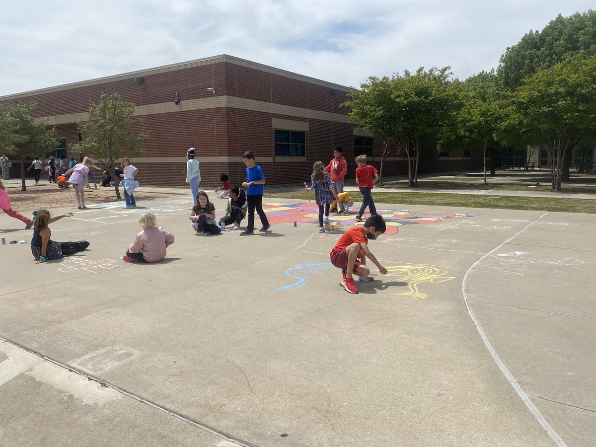 msbenavides2nd's tweet photo. Thankful for the beautiful day so we can celebrate our countdown to summer with bubbles and chalk! https://t.co/qRsnyW9QH0