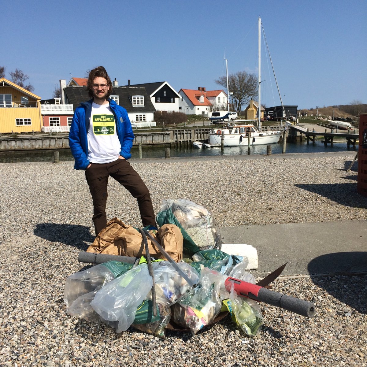 AilunaCommunity's tweet photo. Are you planning to go for a walk? Why not to combine it with litter picking? 
#denmarkislands #habitswithimpact #samsøisland #litterpick #springindenmark  #protectnature #planetorplastic #circulareconomy https://t.co/ymoMRVpSFX