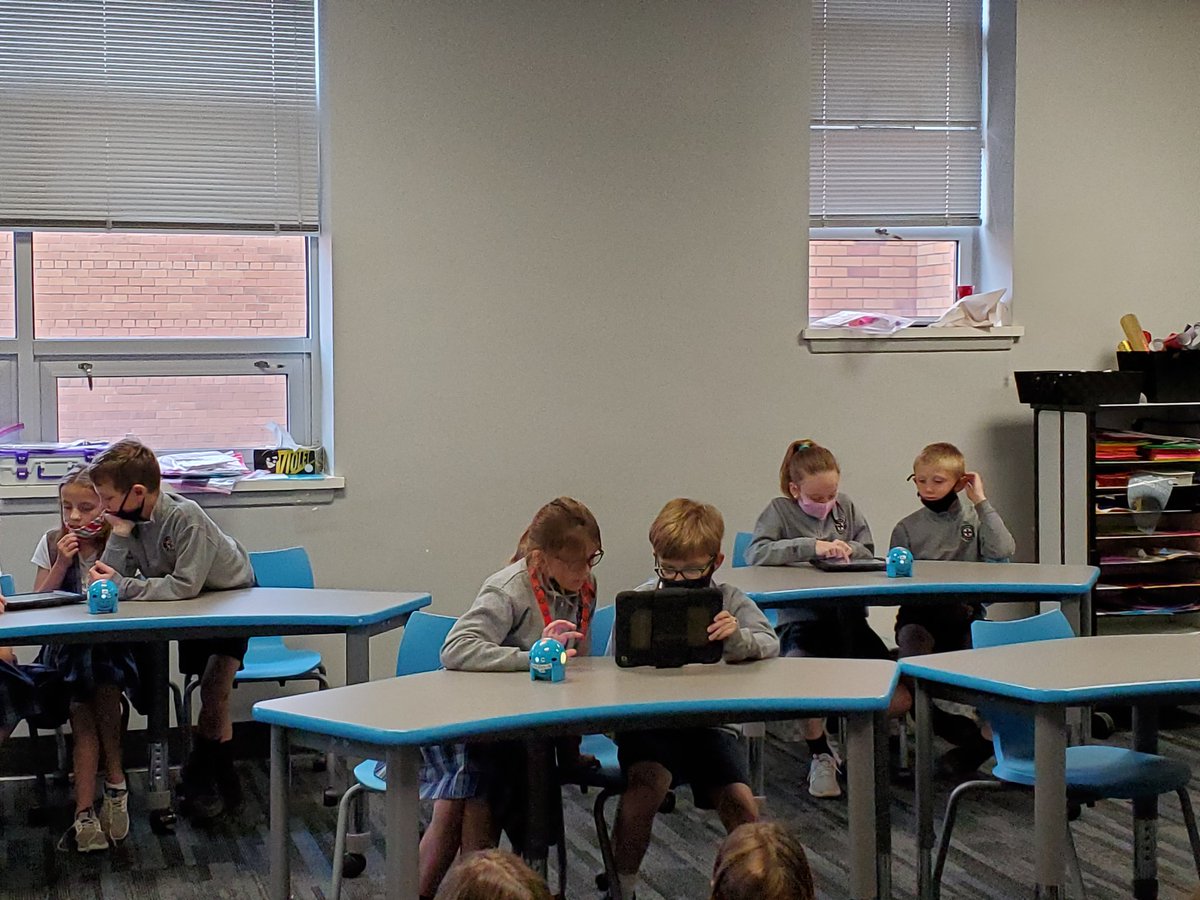 stjpantherstech's tweet photo. Dash and Dot coding with Mrs. Meiner's class. They are catching on quickly. Love it! @StJamesWO https://t.co/Go557B7LKi