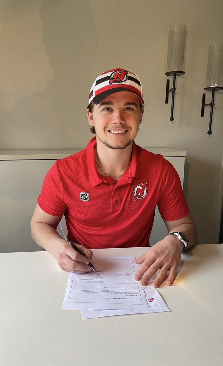 Dream come true!😈
I’m extremely proud to sign my first NHL contract with @njdevils . I can’t thank my family, friends, team mates and coaches enough for all they have done for me! 🙏🏼
