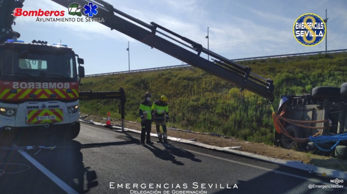 BomberosSev's tweet photo. 🟥Desde las 17:25 h. varias dotaciones #Bomberos @Ayto_Sevilla apoyan a #Bomberos @Ayto2Hermanas en un siniestro vial por salida de vía de un camión y vuelco posterior, ocurrido a las 16:15 h.
Ahora en labores de rescate del conductor.
A-4 km 550 dirección SE-40
Con @guardiacivil https://t.co/R9dsnm8ZOJ