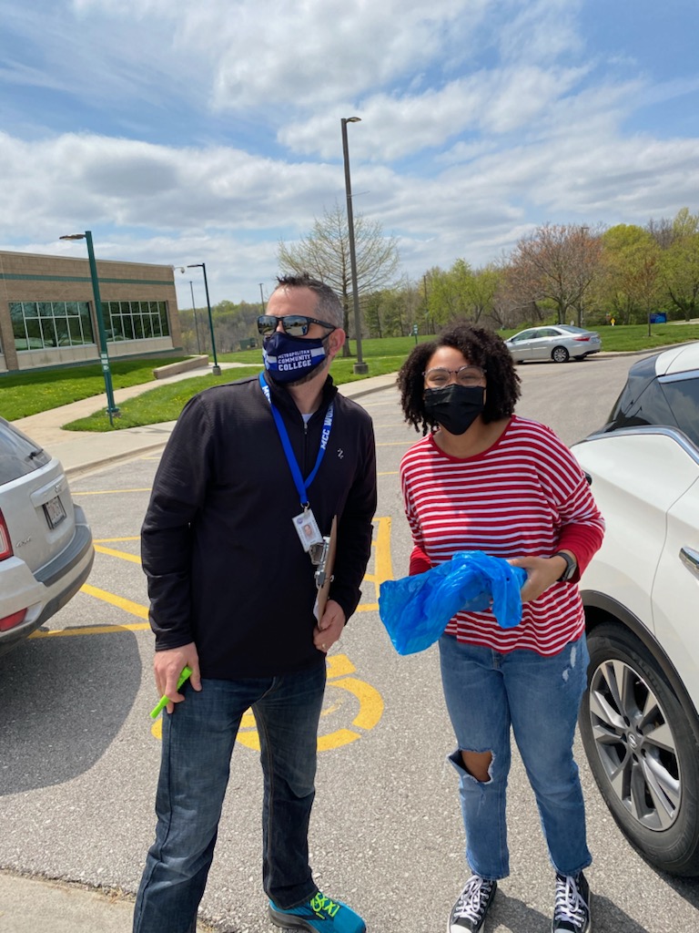 SGilliland2020's tweet image. 8 students earned their Associate in Arts degree through Early College Academy &amp;amp; MCC! Tonka Sr. Abby Walker picks up MCC Grad Regalia with proud Mom! @NKCSchools @NKCS_CCR @Tonka_TRUE @TonkaNation