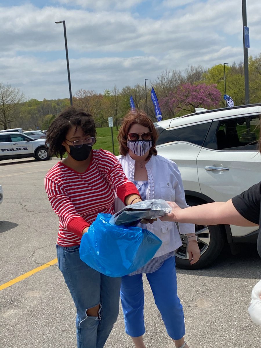 SGilliland2020's tweet image. 8 students earned their Associate in Arts degree through Early College Academy &amp;amp; MCC! Tonka Sr. Abby Walker picks up MCC Grad Regalia with proud Mom! @NKCSchools @NKCS_CCR @Tonka_TRUE @TonkaNation