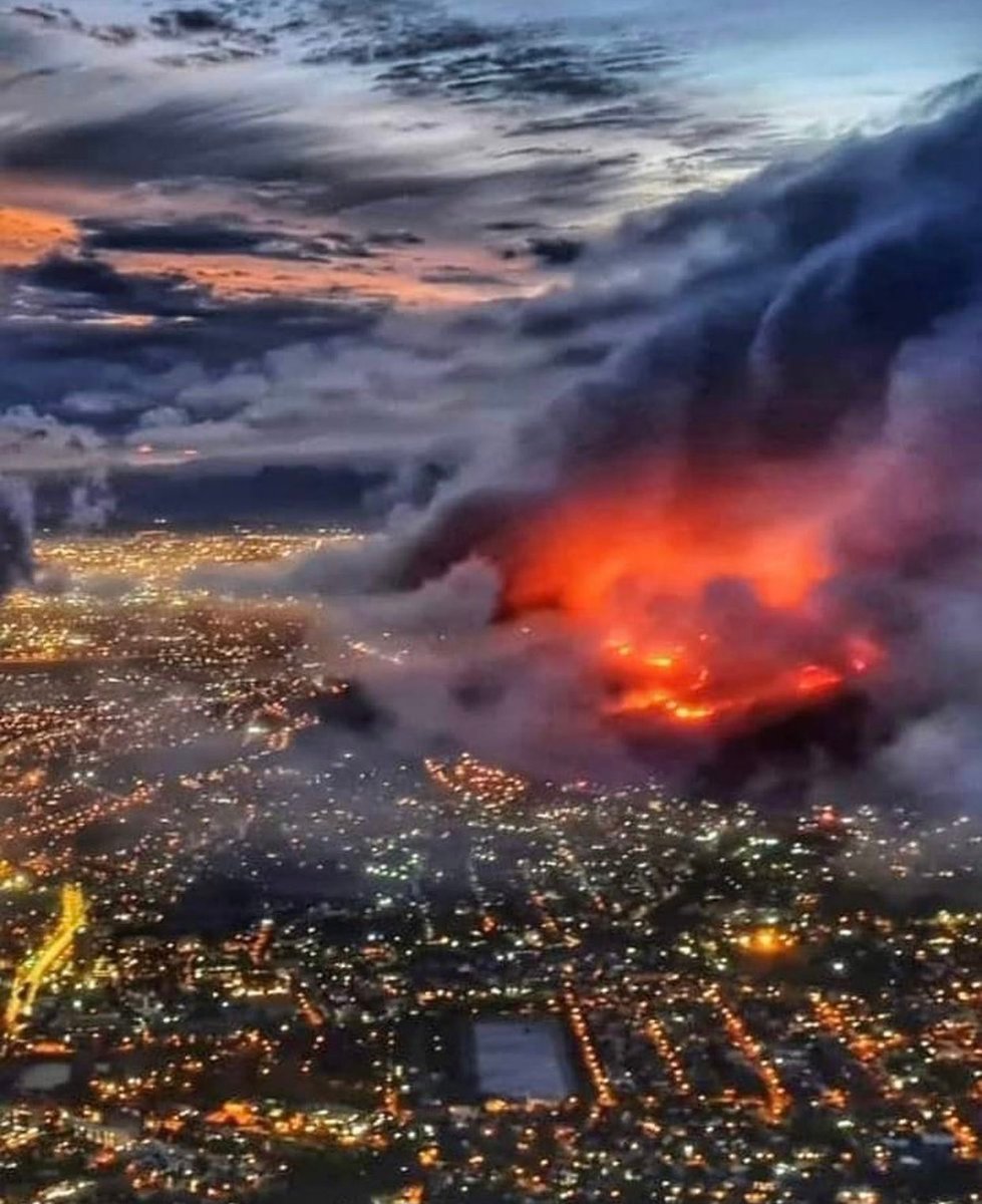 Ciudad del Cabo está en llamas. Una imagen extraordinaria. #CapeTownFires