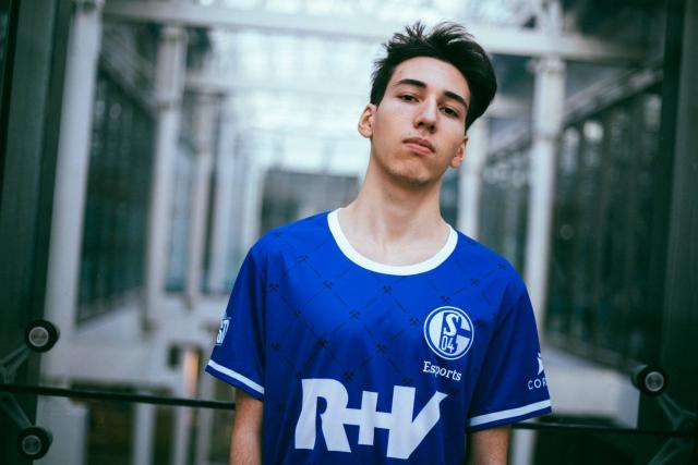 lequipe's tweet photo. Le midlaner français Ilias «Nuclearint» Bizriken, joueur de l'académie de Schalke 04, a été promu dans l'équipe principale pour le segment d'été du Championnat d'Europe de League of Legends (LEC). Félix «Abbedagge» Braun part chez 100 Thieves https://t.co/vtAoltkbcl https://t.co/vtAsN2d7v5