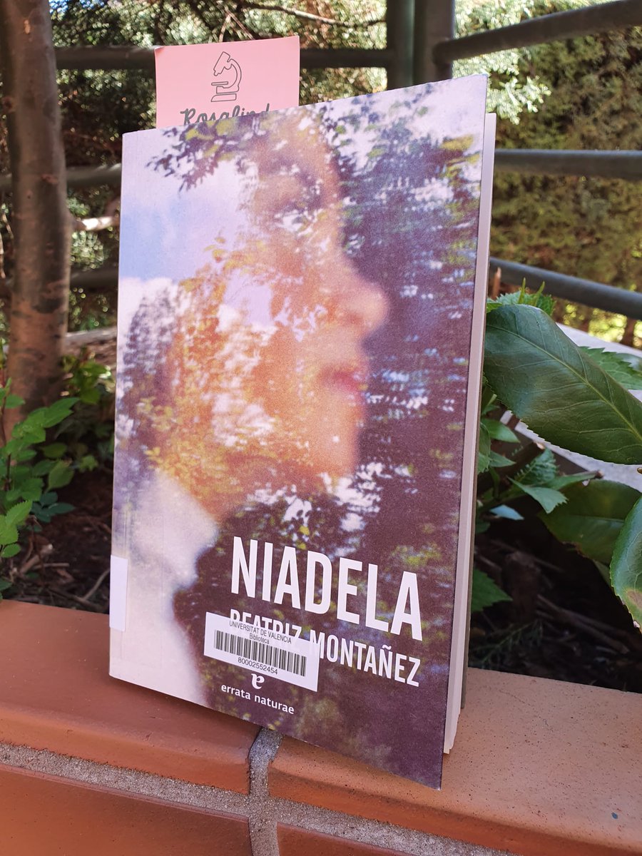 Aquest #DiadelLlibre, @anam1ra de la #BibliotecaBotànicUV assegura que està llegint 'Niadela', de #BeatrizMontañez, #ErrataNaturae
#JardíBotànicUV #Cultura #Natura

'Decidida a baixar-se del seu món, narra en forma de diari el viatge cap a l'interior d'ella mateixa...' 👇