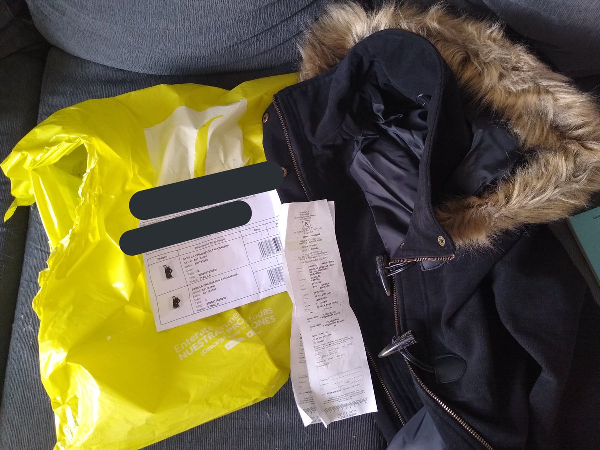 danu1826's tweet photo. Compré dos camperas en 2x1 en Falabella y me llegó una sola... En los tickets figuran las dos pero me envían una @Falabella_ar https://t.co/9sdMV4NGgR