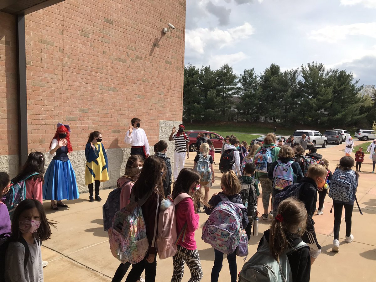 JenkinsJokes's tweet photo. Little Mermaid characters visited Kinsner Elementary today to promote the show!

Get your tickets to stream Fri 4/23 &amp; Sat 4/24 @ 7pm

#WeAreStrongsville https://t.co/vMl77NC7aJ