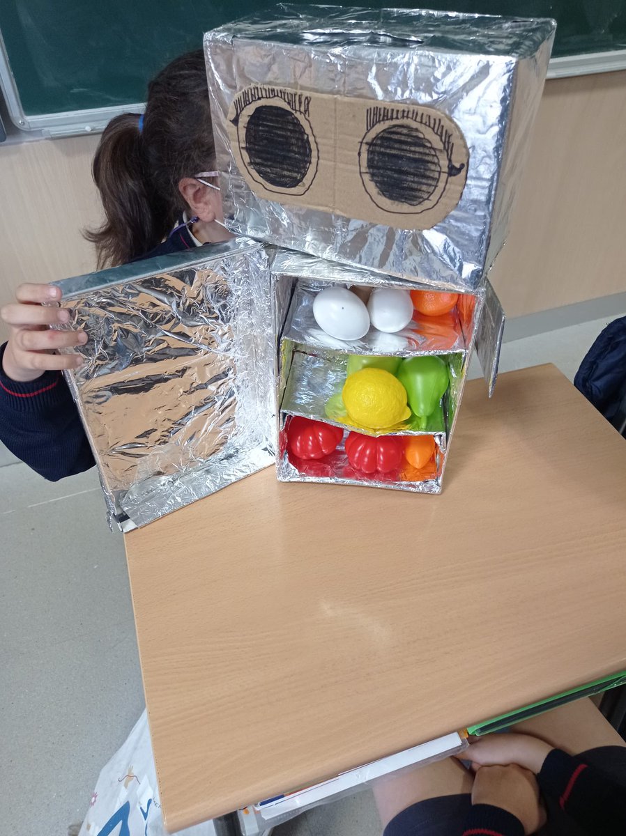 csjva's tweet photo. 3º de Primaria aprende e investiga sobre energías en Natural Science ⚡️🔌.

¡Cada alumno ha construido su propio robot para aplicar lo aprendido 💪🏻🤖! https://t.co/4k11p7spzO