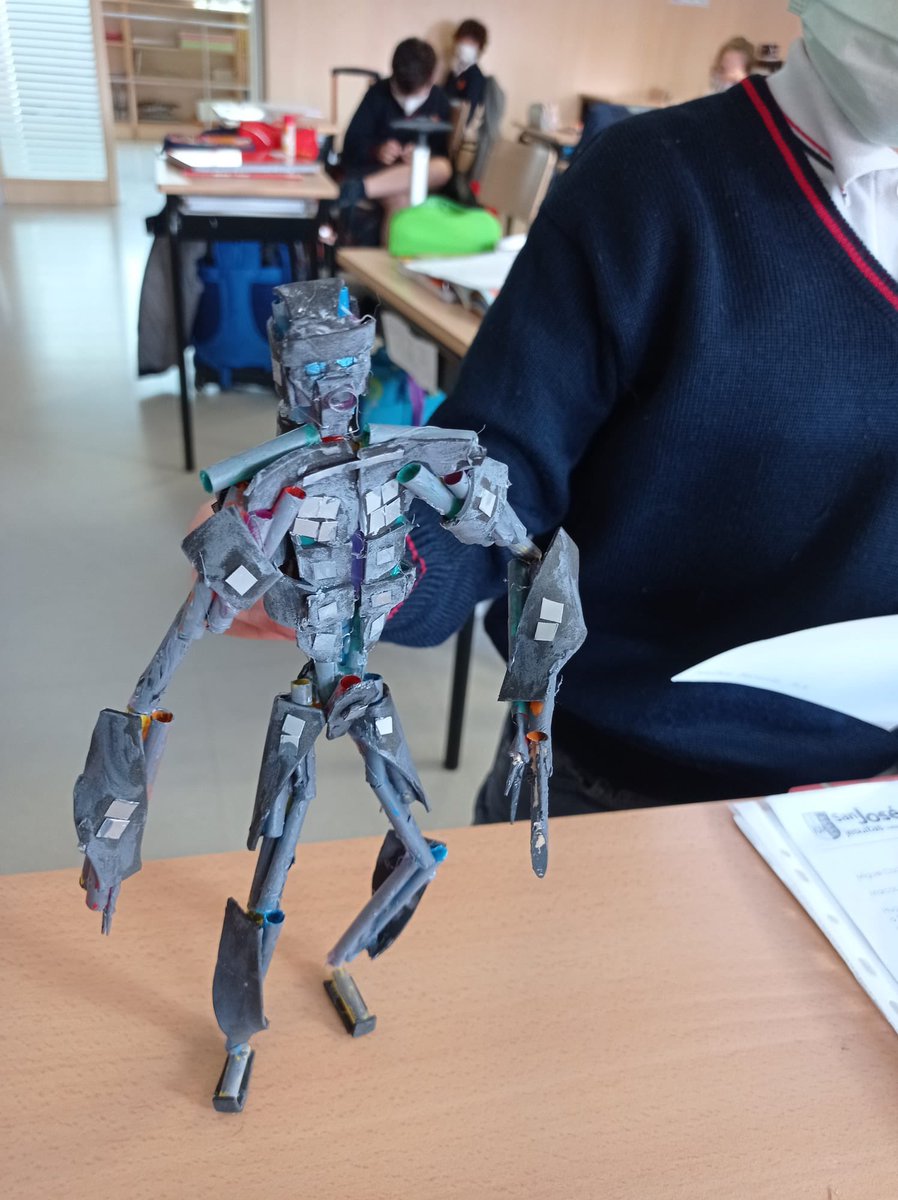 csjva's tweet photo. 3º de Primaria aprende e investiga sobre energías en Natural Science ⚡️🔌.

¡Cada alumno ha construido su propio robot para aplicar lo aprendido 💪🏻🤖! https://t.co/4k11p7spzO