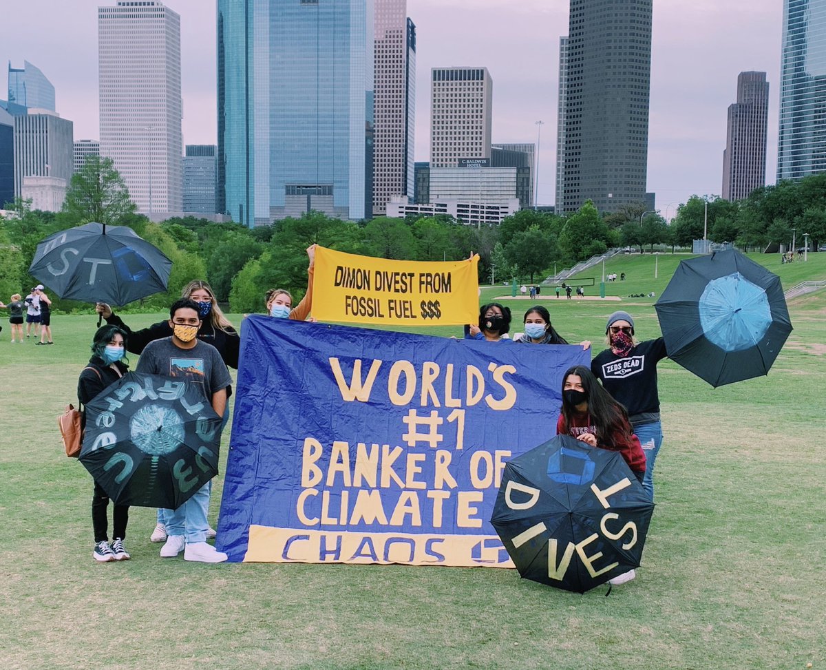 htxclimstrike's tweet photo. On Sunday members of Houston Youth Climate Strike held an action to bring attention to Chase and its role in the climate crisis. Chase must divest from fossil fuels if it is to stop perpetuating the cycle of climate chaos.
#hycs #htxclimatestrike #chasedivestment #climatecrisis https://t.co/pBvMkiaz3q
