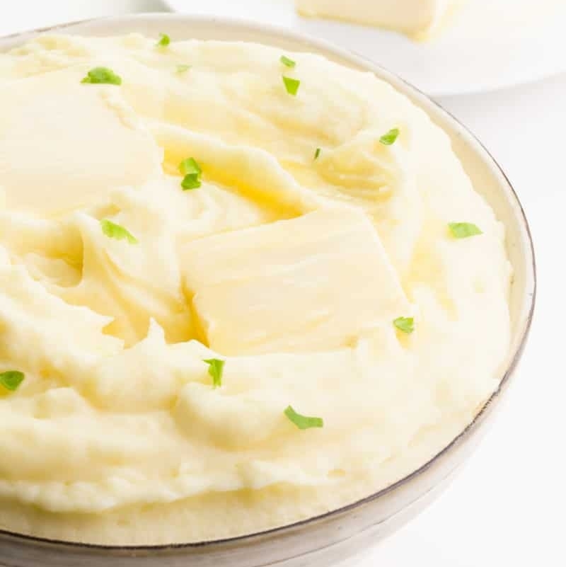 NamelyMarly's tweet photo. Mashed potatoes are the best all-year side dish because it's like comfort food in a bowl. Now you can make dairy-free vegan mashed potatoes and it's so easy with only 6 ingredients!  

Get the recipe: https://t.co/bv9mkCRf18

#veganmashedpotatoes #vegansides #namelymarly https://t.co/Yq2yL59BmC