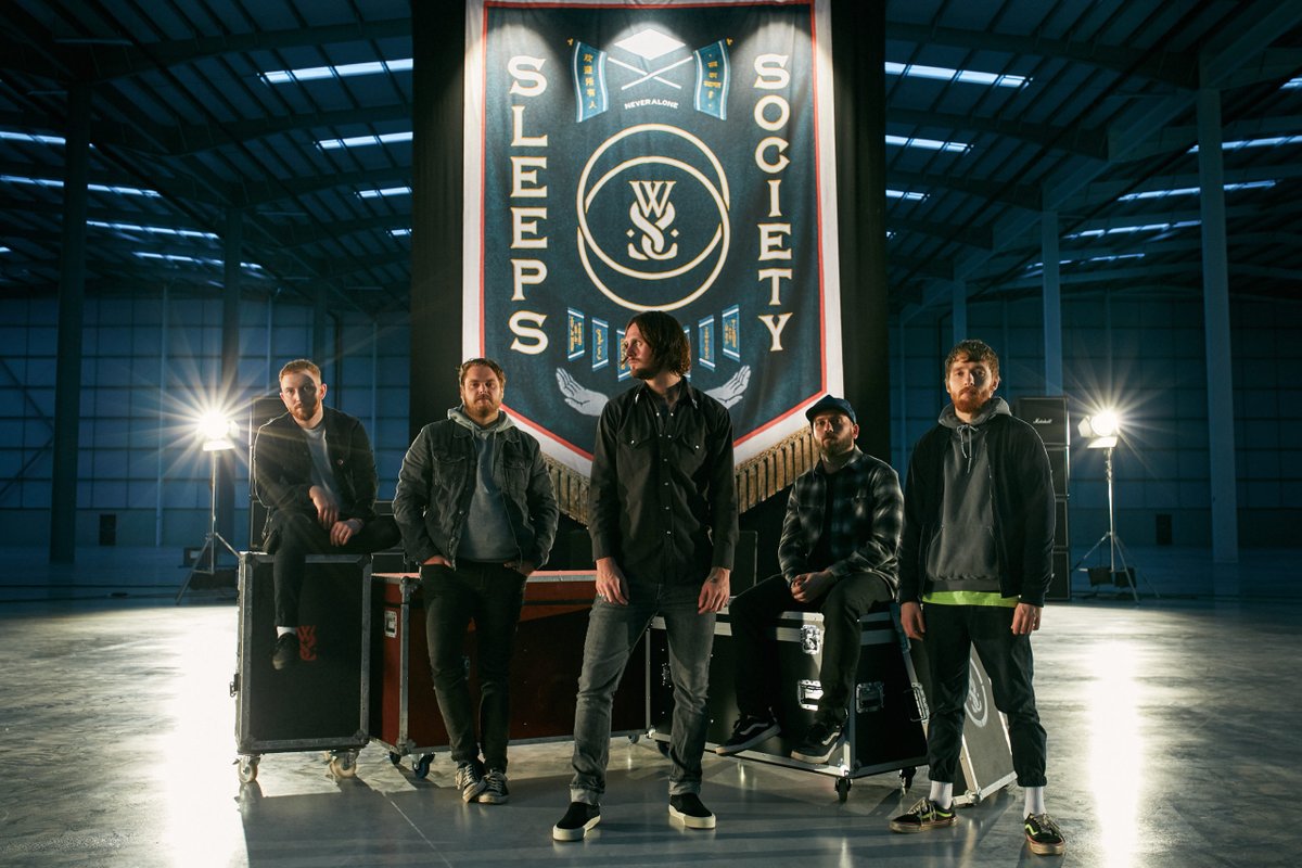 While she was working. While she sleeps 2021. Времена past simple и past continuous. While she was working. Пока ее не было while she was out 2008.