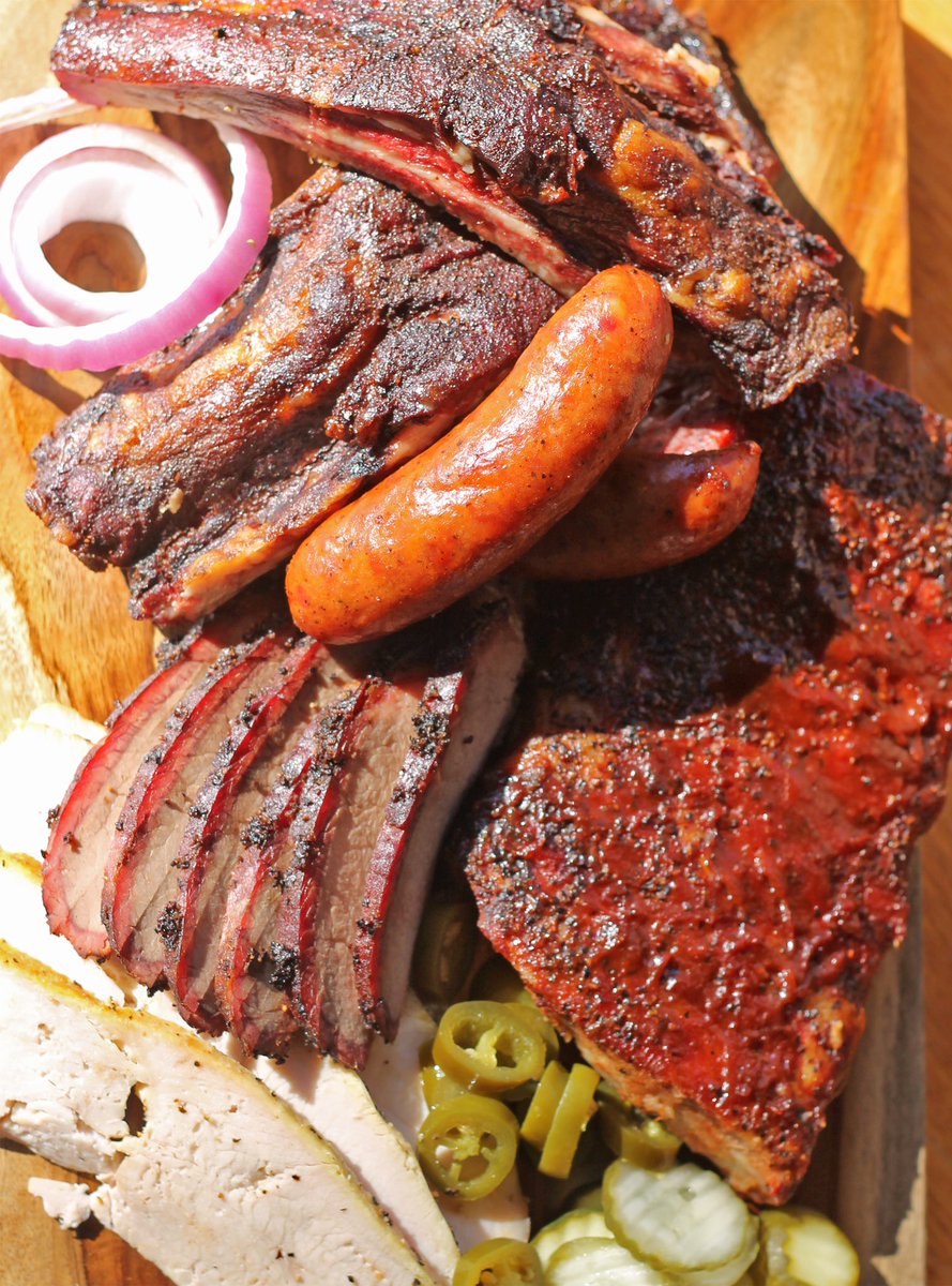 countylinelake's tweet photo. Are you feeling the Monday blues? Cure them with some good ol BBQ!
#bbq #mondayblues #curbsidepickup #dinein #letusdothecooking #atx #bbqwithaview #togococktails #brisket #texasbbq https://t.co/5dmjYL4Ukq