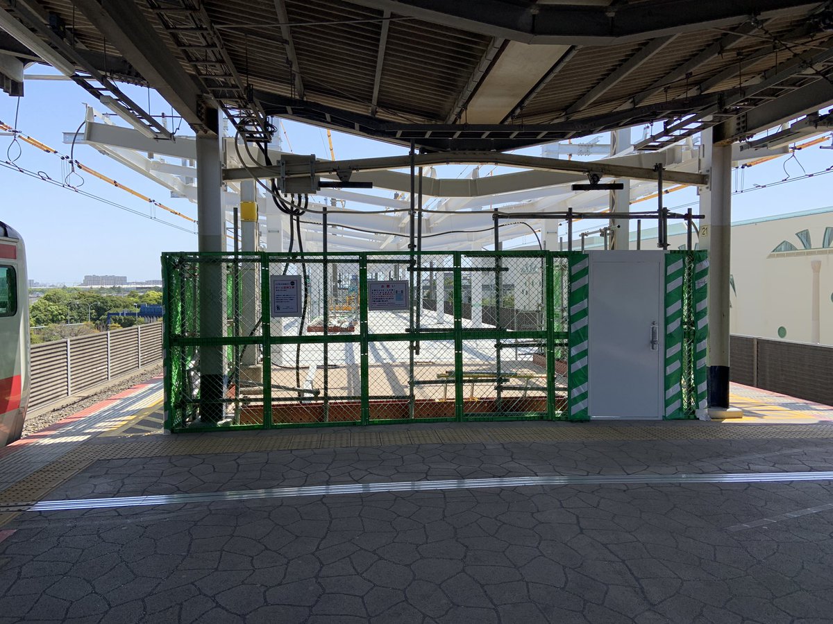 おきらく娯楽工房 Jr京葉線舞浜駅のホーム延伸工事状況を確認しました 起点方のホーム上家の 構築が進み 景観が変わっています 既存ホームとの接続は仕上げと連動しているのか まだ離れた状況でした 終点方の状況に起点方が追いついた感じですね