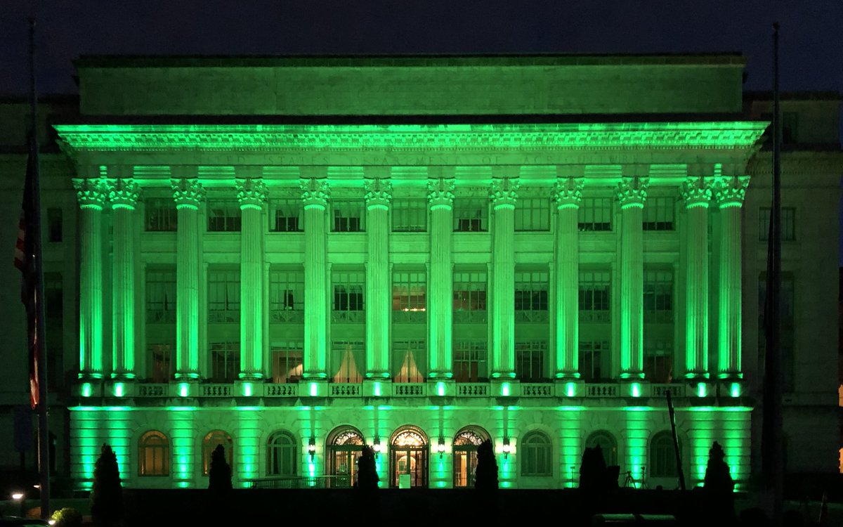 The @USDA is observing Invasive Plant Pest and Disease Awareness Month and the UNs Int'l of Plant Health (#IYPH) by lighting in green its main headquarters, the Jamie L. Whitten Bldg, over the next four nights. Pretty cool! #PlantHealth #IPPDAM