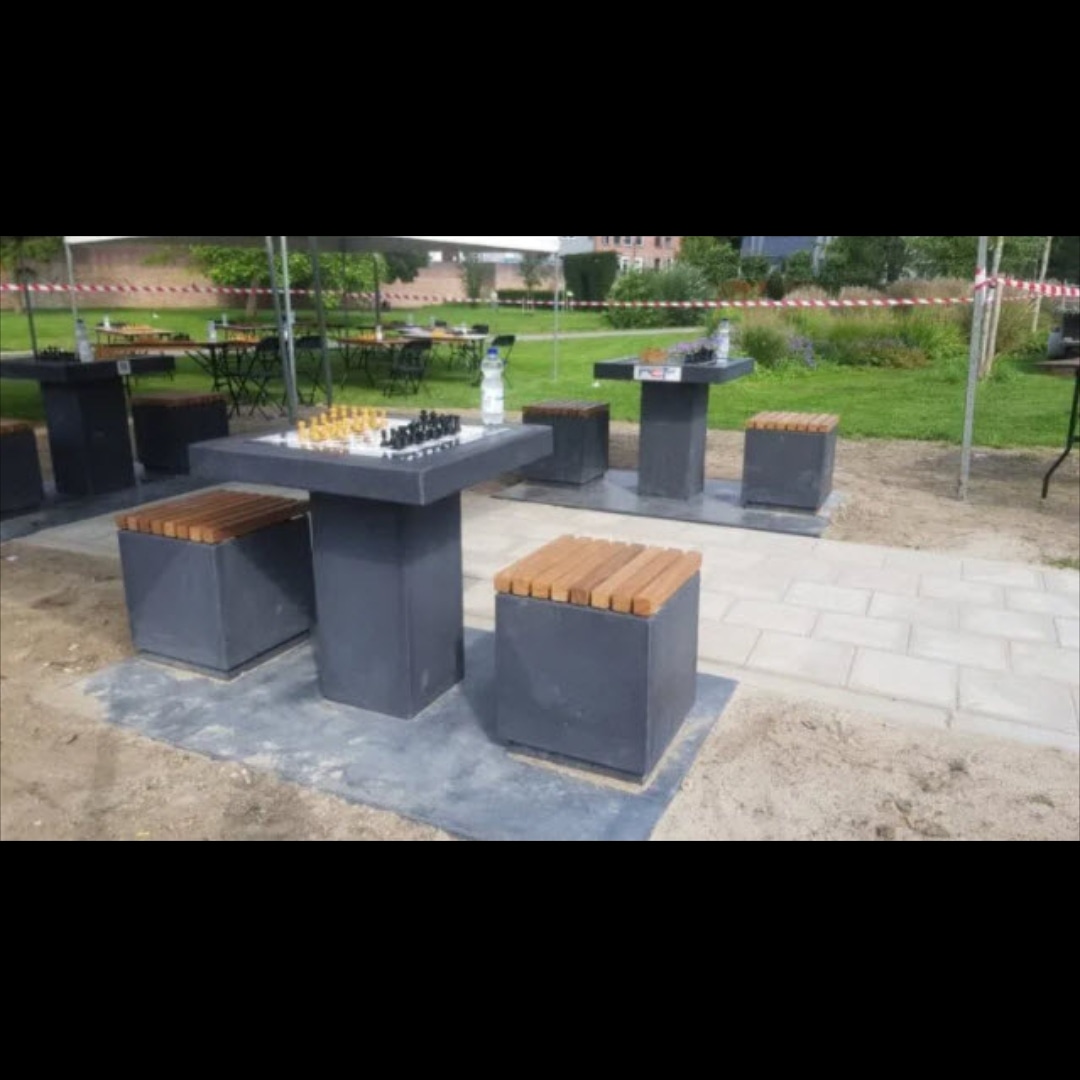 een OPROEPJE, de schaaktafels op de foto willen wij in Zeist plaatsen. Hiervoor is <a href="/SportiefZeist/">Sportief Zeist</a> op zoek naar enthousiaste (beginnend) #schakers. Doel is om schaak activiteiten of het wekelijkse schaakmoment te organiseren. Interesse meld je bij michel@sportiefzeist.nl