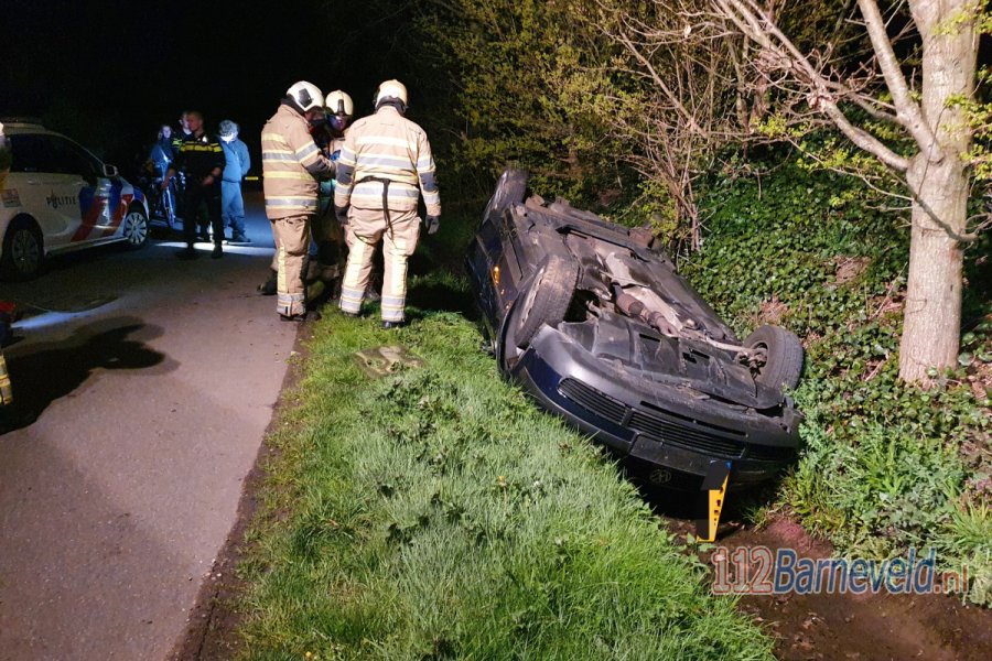 Persfotograaf in #Lunteren met auto en al door shovel de sloot ingegooid. 112Barneveld.