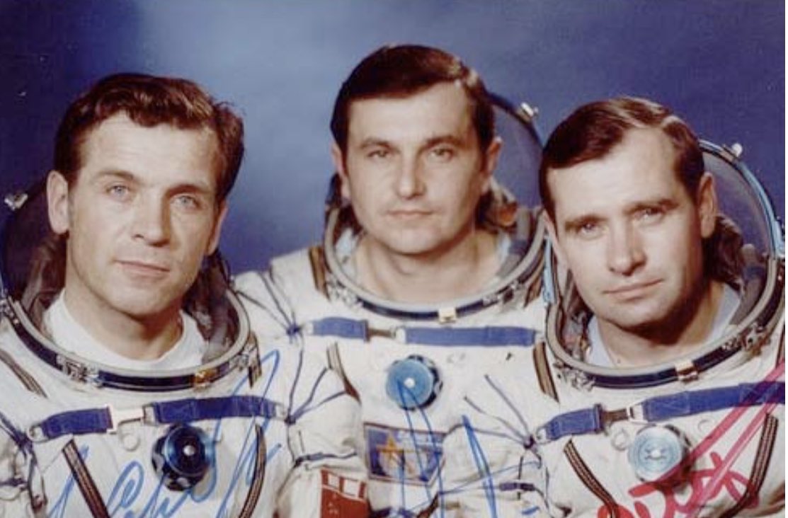 владимир джанибеков и виктор савиных салют 7. владимир александрович джанибеков салют 7. жан лу кретьен крикалев и волков. салют 7 космонавты джанибеков и савиных. первый космический турист.