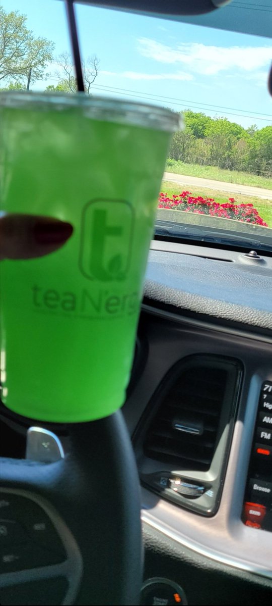 CruzyNitro's tweet photo. Carribean lemon lime tea 💛💚😋 #tea2go #teanergy @Evil392 #mondays https://t.co/YXKU3WsUkW