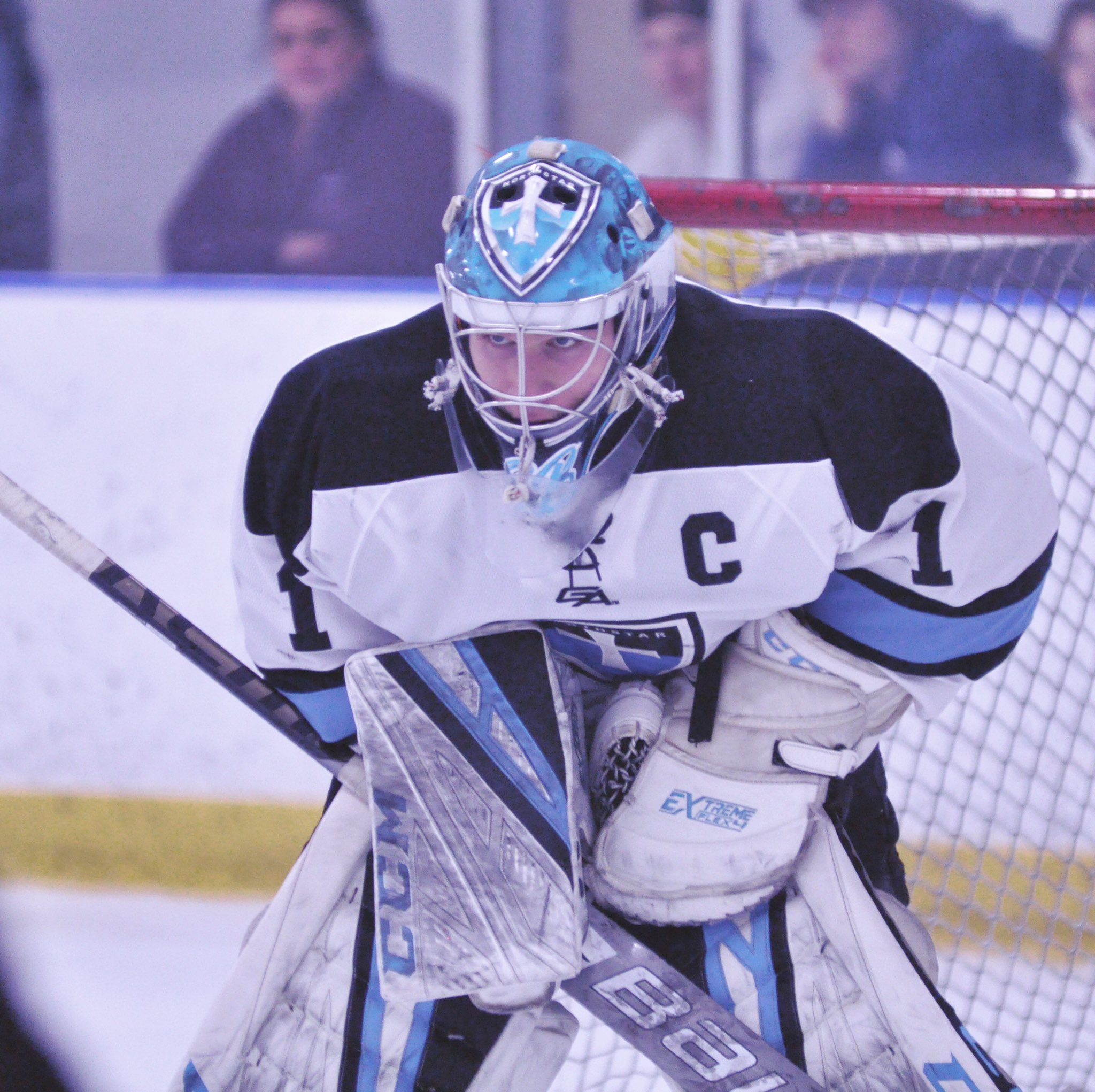 Eyes on the prize.... or the cake. 

Happy 1  9  birthday to Chris Brown! Hope it s a great day, CB! 