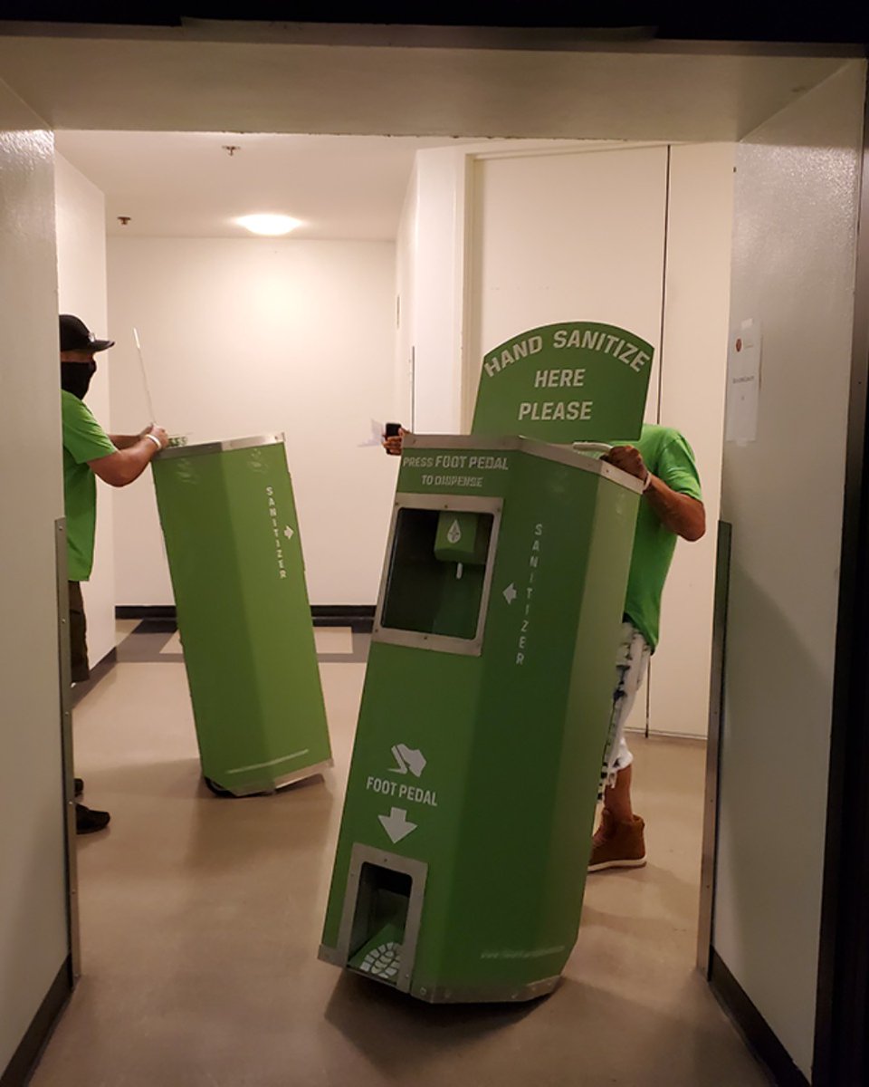 cleanhand_usa's tweet photo. Looking for a #handsanitizing solution that's this easy to move. Our 8k - 24k use capacity stations are brandable, portable and require no electricty. Perfect for #restuarants #foodcourts #events #weddings #concerts #sports #covid #sanitizing 281 214-6060 https://t.co/4dlUsD5Iu0 https://t.co/3WmnoAdO2j