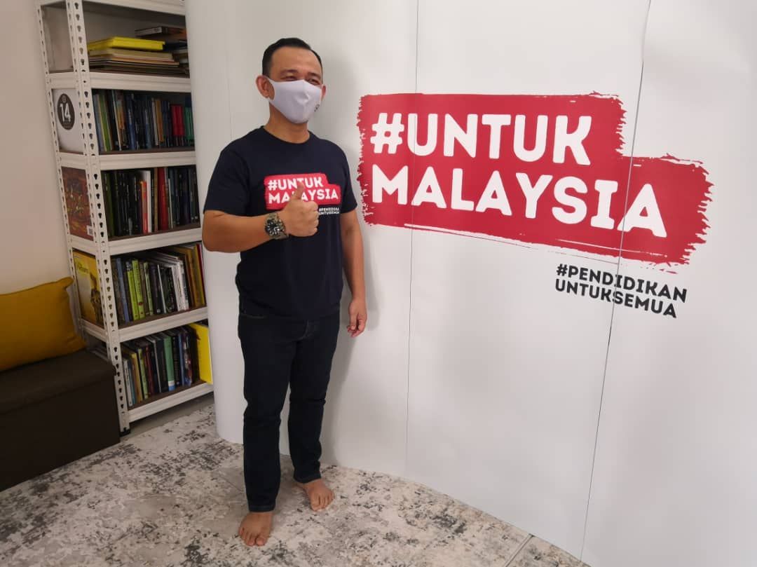 MehmedAezhad's tweet image. Dr Maszlee guna Yezza untuk kempen #UntukMalaysia. 
Syed Saddiq pula untuk Jualan Amal - Tshirt &apos;Muda x Muo&apos; sebelum #botakchallenge.