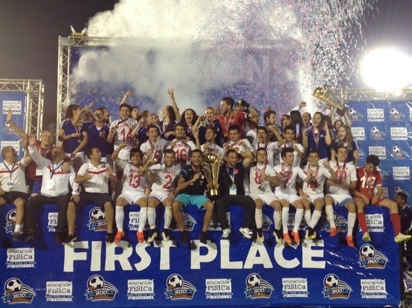 6 yıl önce bugün, ben ve arkadaşlarım ülkemize Dünya Şampiyonluğunu getirdik. O günden bugüne çok şey değişmiş olsa da değişmeyen tek şey dostluğumuz oldu.Yıllar geçince en değerli varlığımızın da bu olduğunu gördük. O güzel günlere selam olsun 🙋🏻‍♂️