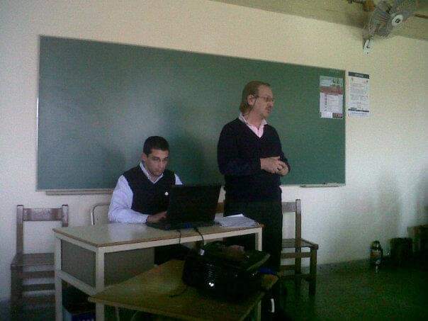 julianbernaule's tweet photo. Dos locos... no sé quién más que el otro, pero competiamos lindo.
#puef #unlu #producción #pcysi #inef https://t.co/oLLh21BhCS